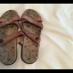 Taos sandal size 9